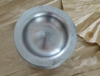 Crown, Piston resmi